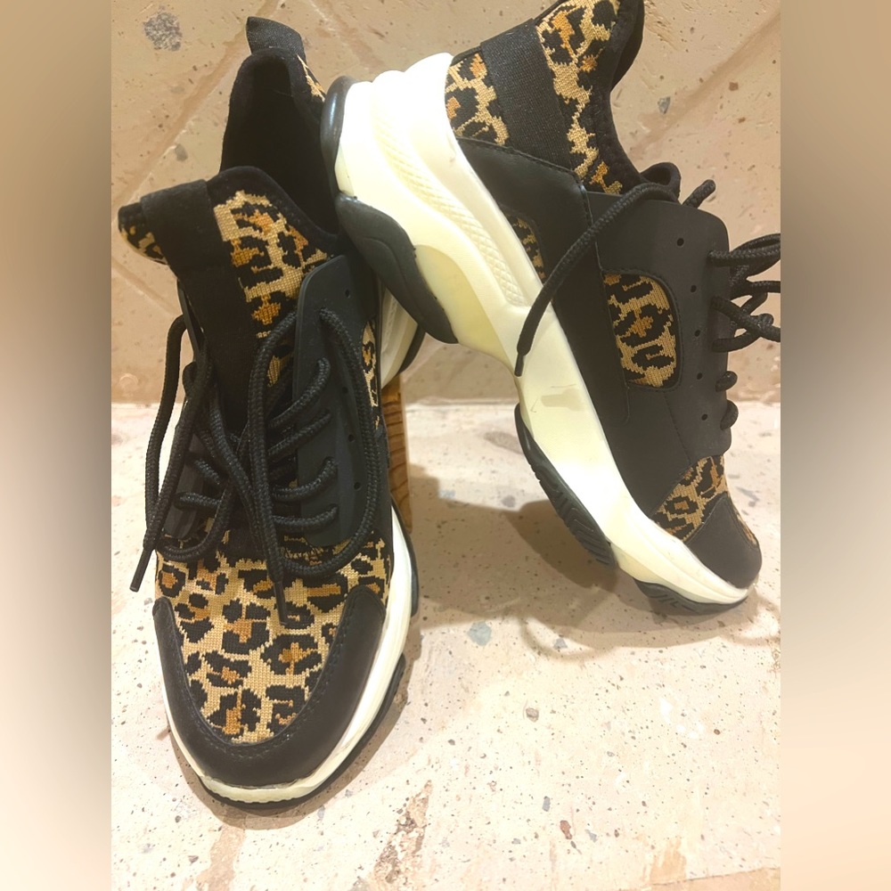 Steve Madden Sneaker. NWT. Size 10